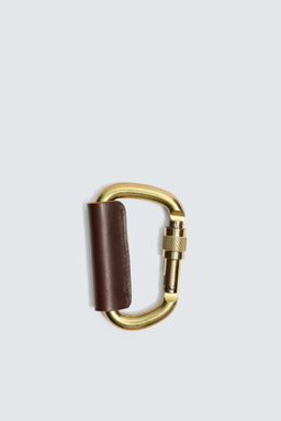 LEATHER CARABINER DETAIL AARON LEVINE X ZARA