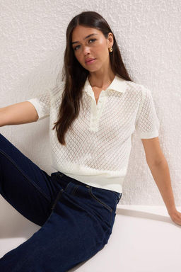 Ekru Viral Delikli/Ajurlu Yazl?k Polo Yaka Triko Bluz TWOSS25BZ00577
