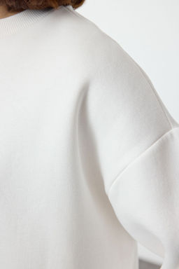 Ekru Oversize/Rahat Kesim Basic Bisiklet Yaka Kal?n/Ici polarl? Orme Sweatshirt TWOAW24SW00102