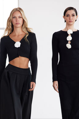 TRENDYOLMILLA Limited Edition Siyah Maxi Premium Iplik/Ozel Iplik Triko Gul Detayl? Elbise TWOAW25EL00236  фото 5