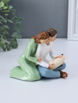 Фигурка полистоун «Молодые родители с малышом», 6.8×13.5×11.5 см