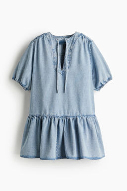 Vestido con bajo acampanado