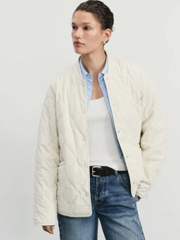 Стеганая куртка-бомбер из фактурной ткани / Zarina фото 8