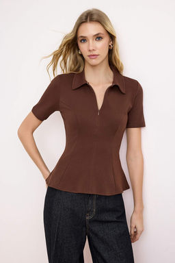 Koyu Kahverengi Peplum Polo Yaka Yar?m Pat Fermuar K?sa Kol Interlok Orme Bluz TWOSS26BZ00064