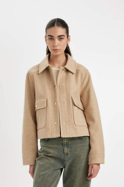 Куртка стандартного кроя с воротником-поло и строчкой