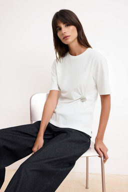 Ekru Regular/Normal Kal?p K?sa Kollu Aksesuar Detayl? Tok %100 Pamuk Orme T-Shirt TWOSS26TS00086 - Trendyolmilla фото 2