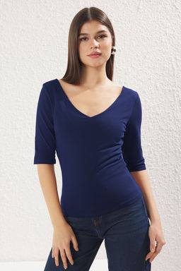 Trendyolmilla Tas Fitted/Vucuda Oturan V Yaka S?rt Dekolteli Esnek Orme Bluz TWOSS25BZ00083 фото 16