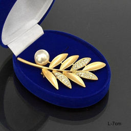 Брошь Лист 7 см / 59-13/1/ /уп 12/ с жемчугом/ золото - Галеонтрейд фото 2