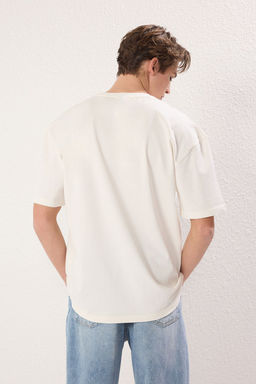 Trendyolmilla Man Ekru Oversize/Genis Kesim Nak?sl? Kal?n %100 Pamuk T-Shirt TMNSS25TS00011  фото 2