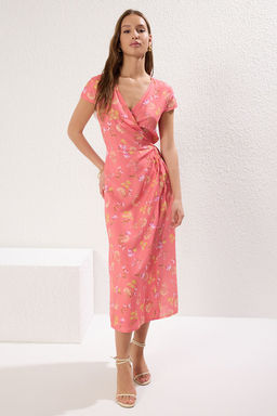 Pembe Cicek Desenli Kruvaze Beli Lastikli Midi Dokuma Elbise TWOSS25EL00179