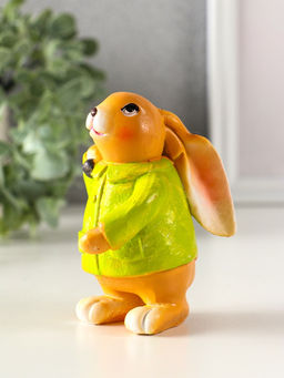 Фигурка полистоун Зайчик с лопатой, в зелёном пальто, 6?7.5?9.5 см