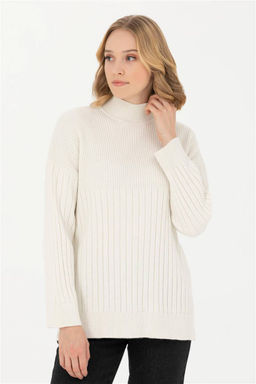 Женский кремовый свитер