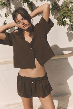 SHORTS FLUIDOS BOTONES / Marr?n chocolate