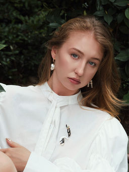 Значок Кот на Луне, цвет чёрно-белый в золоте