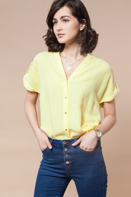 Блузка из вискозы полотняного плетения.