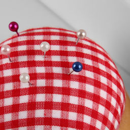 Цена за 3 шт. Игольница «Круг», на деревянной подложке, d=7 см, красная, белая