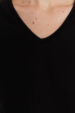 Siyah %100 Pamuk Boyfriend V Yaka Orme T-Shirt TWOSS23TS00003