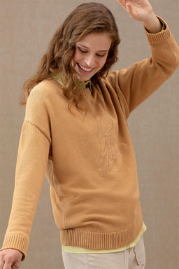 Женский свитер песочного цвета с круглым вырезом