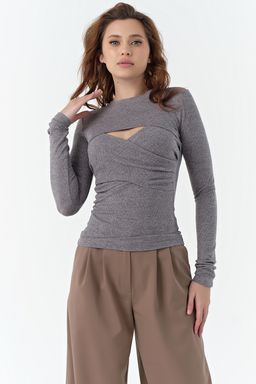 Джемпер трикотажный с вырезом на груди серый