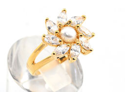 Кольцо женское из жемчуга в стразах, размер 18