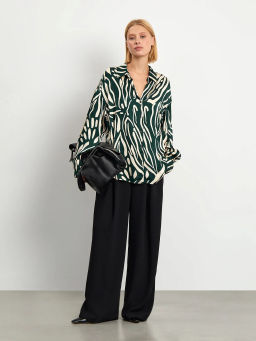 EMKA / Рубашка из скользящей, шелковистой вискозы.