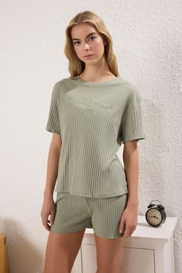 Trendyolmilla Bordo Slogan ve Kalp Nak?sl? Fitilli Sortlu Orme Pijama Tak?m? THMSS25PT00402 фото 15