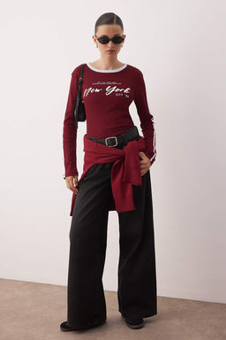 Bordo Slogan Bask?l? Serit Detayl? Vucuda Oturan Bisiklet Yaka Esnek Orme T-Shirt TWOAW26TS00015