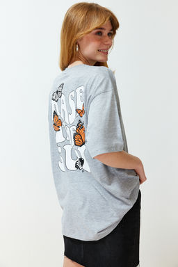 TRENDYOLMILLA Antrasit On ve Arka Bask?l? Oversize/Genis Kal?p Bisiklet Yaka Orme T-Shirt TWOSS24TS00119