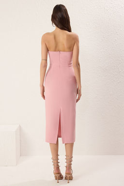TRENDYOLMILLA Pembe Vucuda Oturan Straplez Fiyonklu Dokuma Midi S?k Elbise TPRSS25EL00244