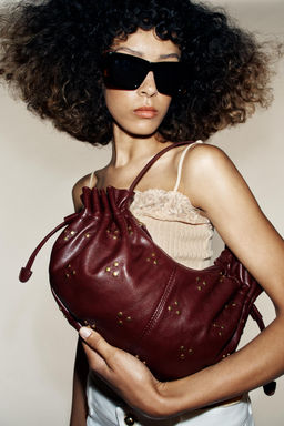 BOLSO HOMBRO TACHAS FRUNCIDO / Rojo Burdeos