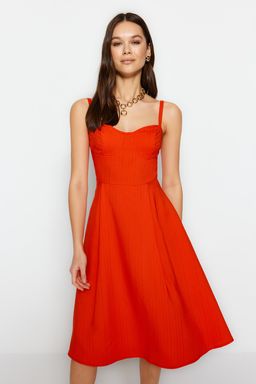 TRENDYOLMILLA Zumrut Yesili Belden Ac?lan Keten Gorunumlu Midi Dokuma Elbise TWOSS23EL00378