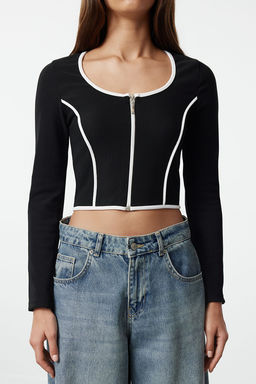 Trendyolmilla Siyah Kontrast Biye Detayl? Fitted/Vucuda Oturan Fermuarl? Yaka Esnek Orme Bluz TWOAW25BZ00153