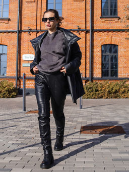 Брюки классические утепленные из экокожи женские, черные