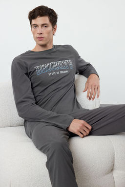 TRENDYOL MAN Erkek Koyu Mor Regular Fit Bask?l? Orme %100 Pamuk Pijama Tak?m? TMNAW25PT00007