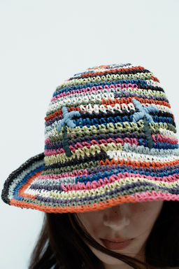 MULTICOLOURED BRAIDED BUCKET HAT