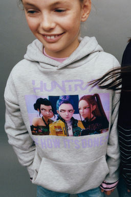 KPOP DEMON HUNTERS NETFLIX  PRINT HOODIE - Zara фото 7