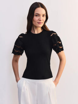 Приталенная футболка с шитьем на рукавах ZR2605023419-50 / Zarina