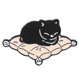 Металлический значок Котик на подушке