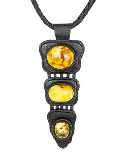 Необычное колье из кожи Амазонка с тройной подвеской, украшенной янтарём