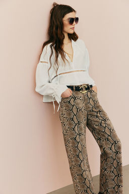 Blusa oversize con inserciones de encaje
