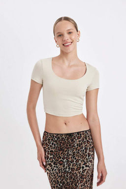 Базовая футболка с короткими рукавами и U-образным вырезом