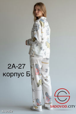 Пижама женская с длинным рукавом, выполнена из шёлка, включает брюки и рубашку.