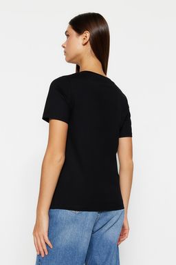 TRENDYOLMILLA Beyaz %100 Pamuk Basic V Yaka Orme T-Shirt TWOSS23TS00001 фото 21