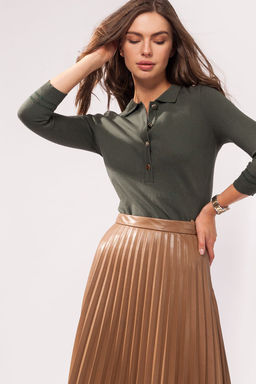 Джемпер - поло с золотистыми пуговицами и люрексом на рукавах