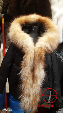 Пуховик с капюшоном натуральный мех