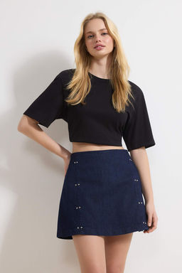 Koyu Mavi Aksesuar/Trok Detayl? %100 Pamuk Denim Sort Etek TWOSS26SR00014