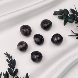 Галтовка из Граната с Арфведсонитом