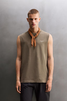CAMISETA TANK ESTAMPADOS CONTRASTE / verde lavado