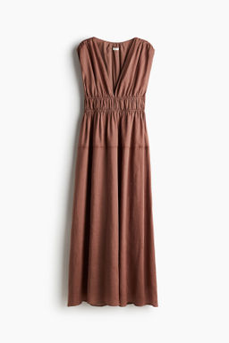 Vestido de ramio con cintura nido de abeja