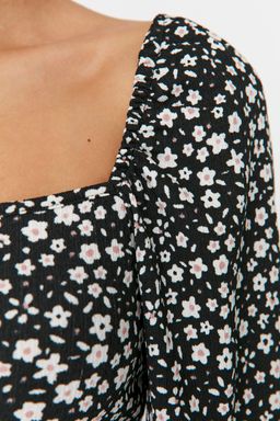Trendyolmilla Siyah Cicek Desenli Fitted/Vucuda Oturan Kare Yaka Burumcuk/Dokulu Orme Bluz TWOAW22BZ0254 фото 3